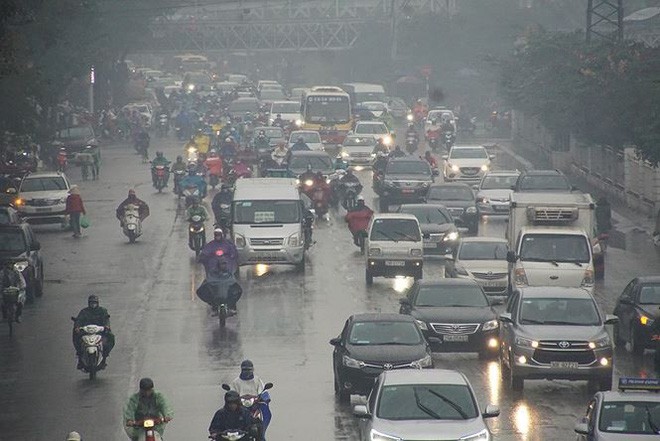 Người Hà Nội vất vả trong ngày mịt mù mưa rét tăng cường